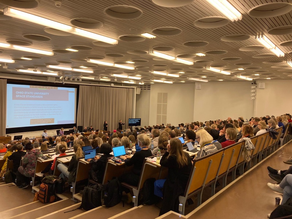 NNDr-konferenssin osallistujia Porthanian juhlasalissa